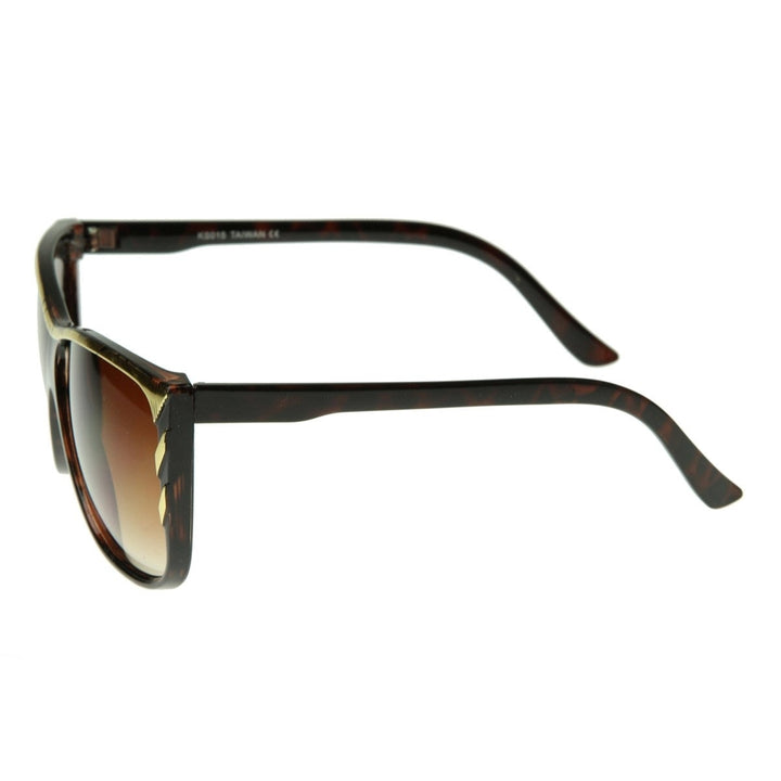 Larger Modern Retro Fashion Gold Tip Point Detail Horn Rimmed Sunglasses Image 3