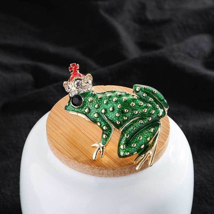Prince Charming Brooch King of the Frogs Rhinestones Crown Black Crystal Eyes Fashion Pin Highly Detailed Design Clip Image 4
