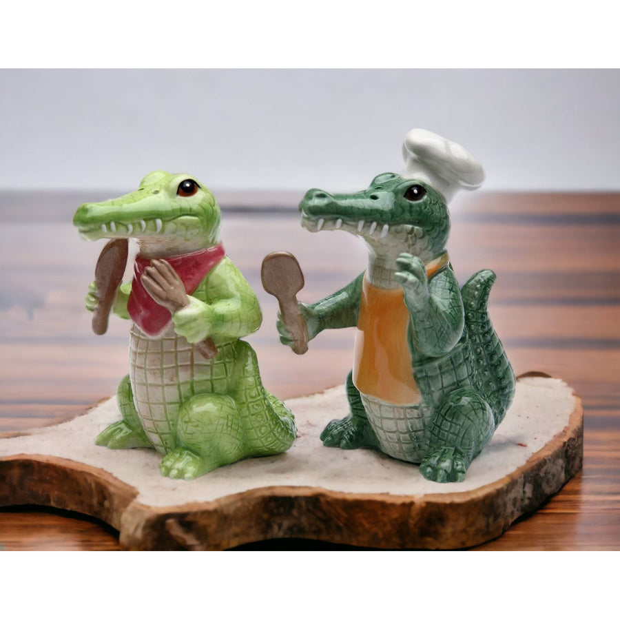 Ceramic Alligator Chef Salt and Pepper Shakers  Mom Dad Image 1