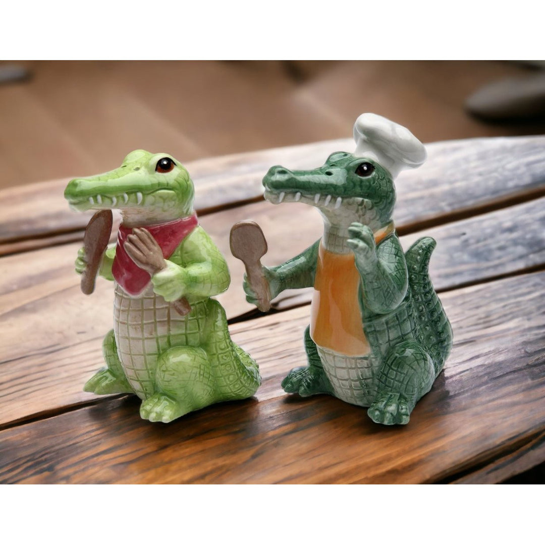 Ceramic Alligator Chef Salt and Pepper Shakers  Mom Dad Image 2