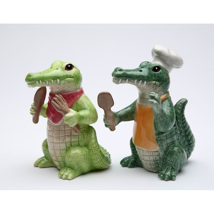 Ceramic Alligator Chef Salt and Pepper Shakers  Mom Dad Image 3