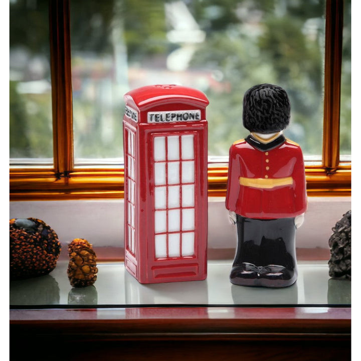 Queens Guard Red Telephone Booth Salt Pepper Shakers Image 1