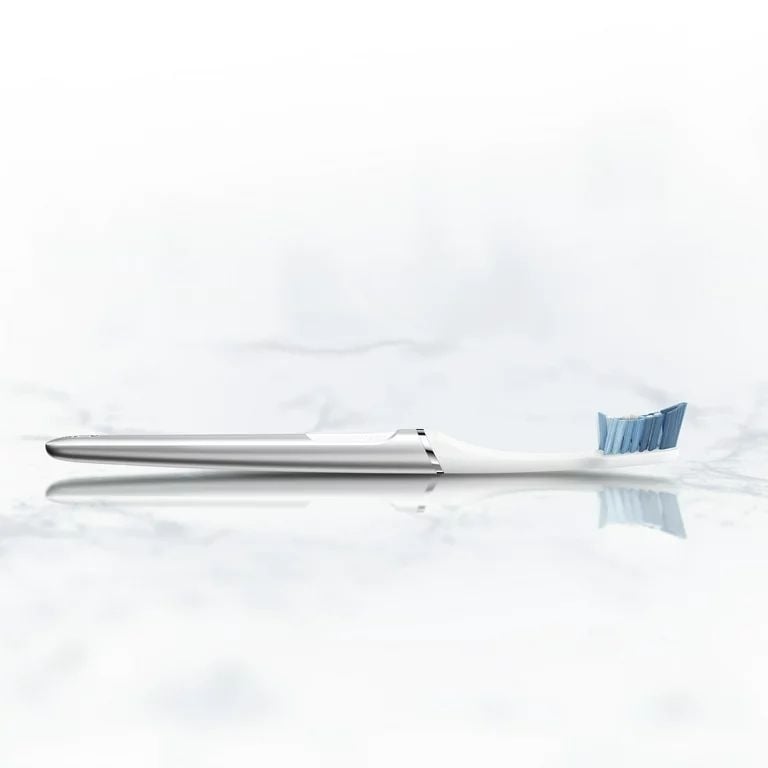 Oral-B Clic Deluxe Starter Kit Manual Toothbrush with 3 Brush Heads and Magnetic Brush Mount White Image 2