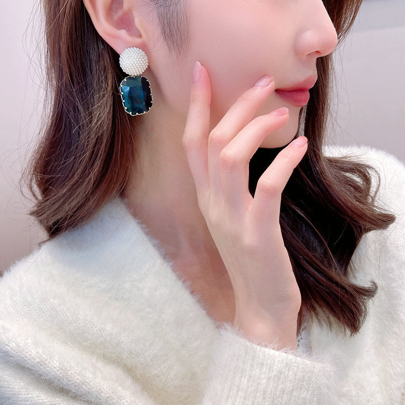 The  S925 silver needle net red temperament earrings high -level designer model pearl crystal earrings Image 4