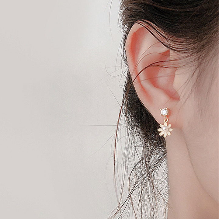 Pearl little daisy ear ring female small fresh S925 pure Tremella ditrotic earlier earrings design sensor vibrato live Image 1