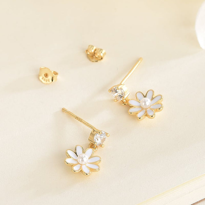 Pearl little daisy ear ring female small fresh S925 pure Tremella ditrotic earlier earrings design sensor vibrato live Image 3