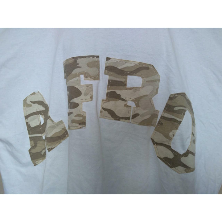 -Minor Flaw Afro Mens Size 10 White and Camo Shirt Image 2