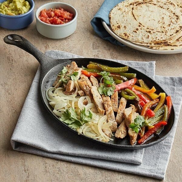 9 1/4" x 7" Oval Pre-Seasoned Cast Iron Fajita Skillet with Handle (4 Skillets) Image 4